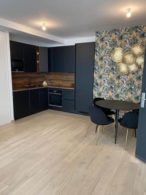 Brand New 1 Bedroom Flat With Parking- 5 Min Paris Pte De Versailles Issy-les-Moulineaux Exterior photo